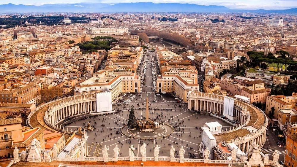 Thành quốc Vatican có diện tích 0,44 km2, nhỏ hơn so với đảo Manhattan gần 120 lần.