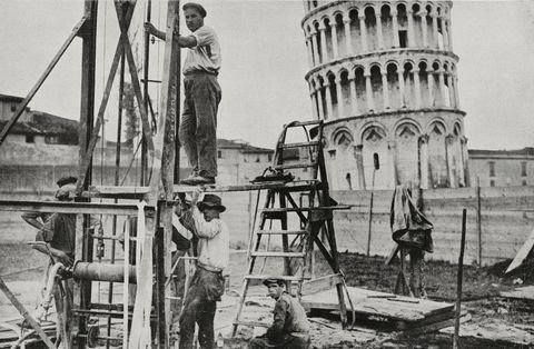 Chẳng bao lâu, quá trình xây dựng bị tạm dừng trong gần 100 năm, vì Pisa phải trải qua chiến tranh thế giới thứ hai. Đây có thể xem như là "trong rủi có may", vì theo các nhà phân tích hiện tại, tòa tháp chắc chắn sẽ bị đổ nếu tiếp tục xây dựng mà không có thời gian để đất lắng xuống.